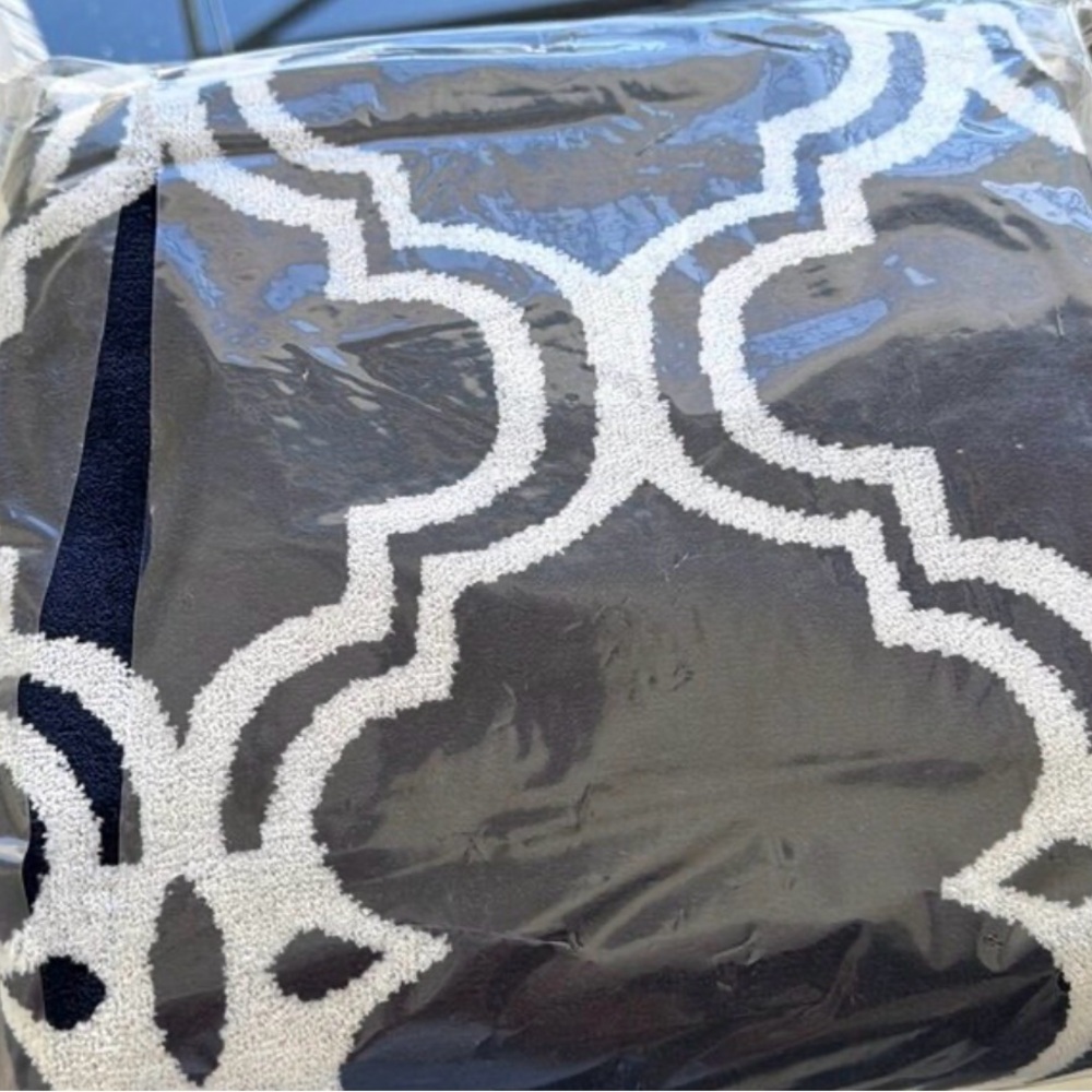 Pottery Barn Scroll Tile Pool Towel in Navy/White (2 NWT and 4 washed not used)